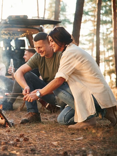 with-marshmallows-on-sticks-roast-group-of-friends